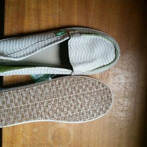 Sanuk flat loafer boat shoe size 9 cream